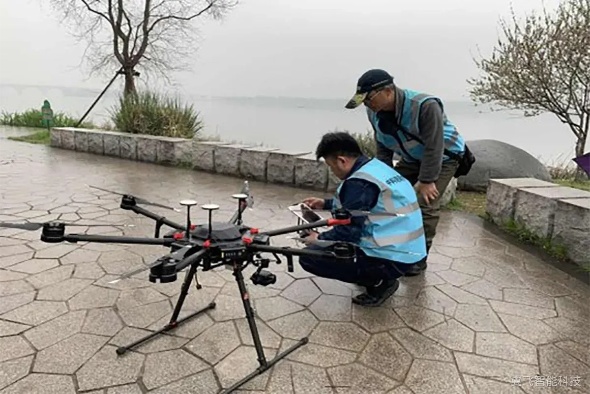 湖滨水质监测作业实拍